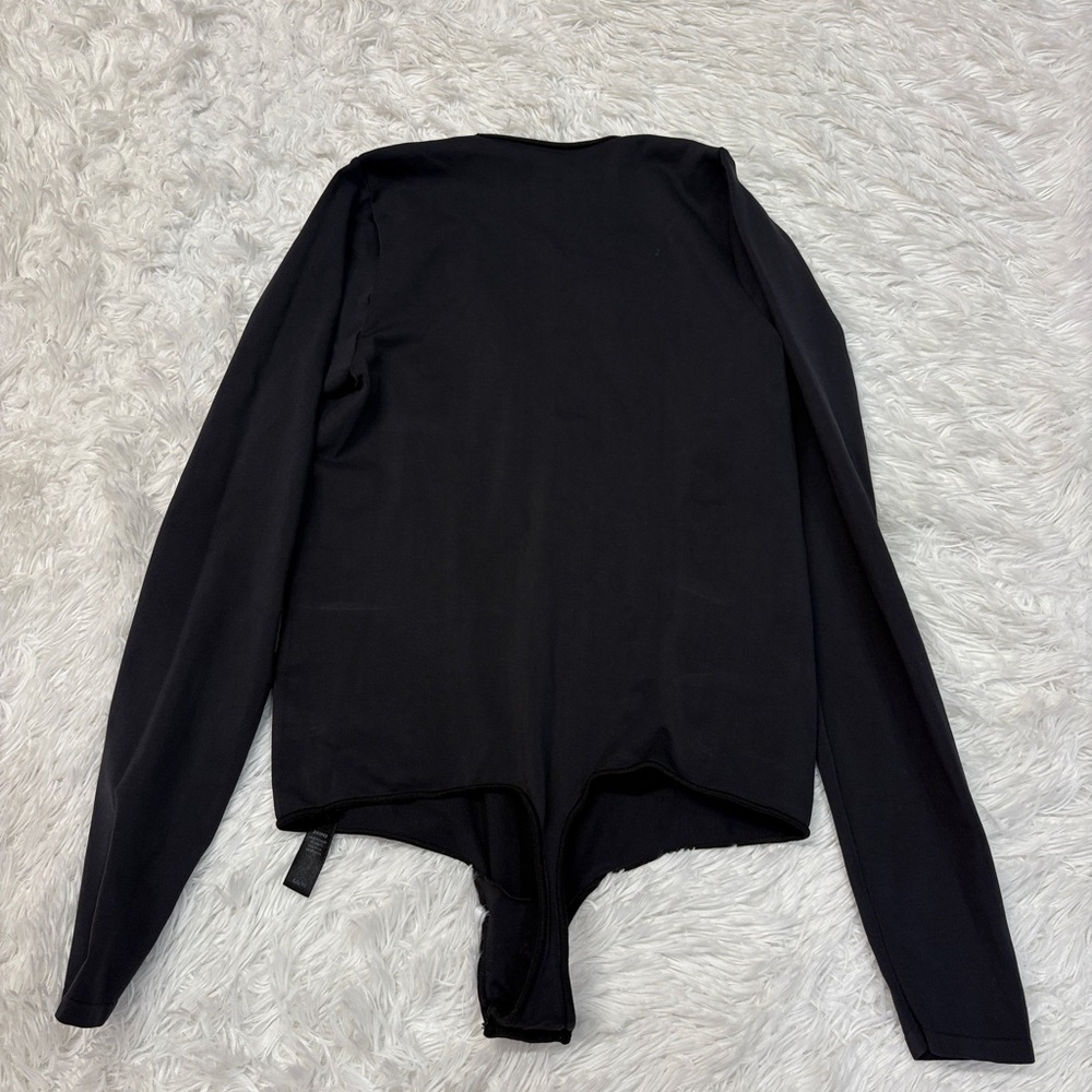 SKIMS ESSENTIAL CREW NECK LONG SLEEVE BODYSUIT IN ONYX BLACK - Picture 2 of 4